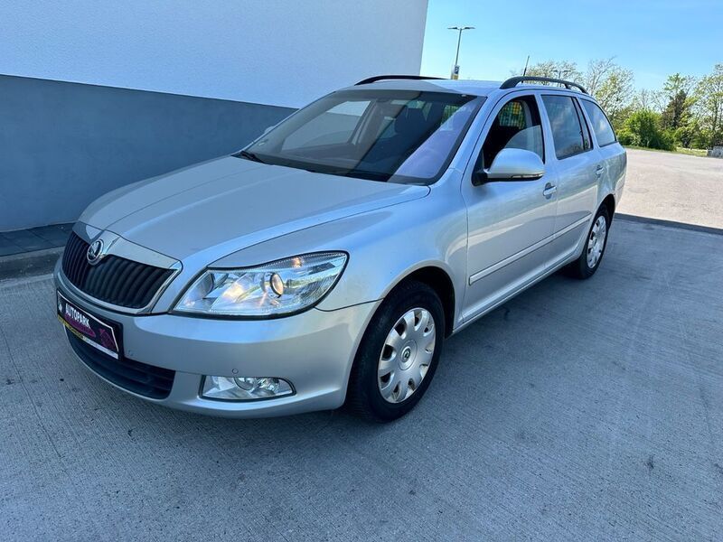 Silber Gebraucht 2011 Skoda Octavia Impuls Edition Kombi | 3.999 € - Bild 1/4
