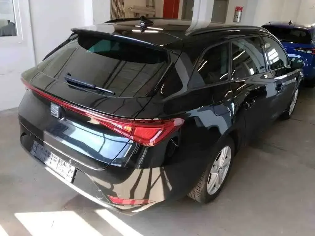 Używany Seat Leon 110 KM (80 kW) 2023 Szary Sedan/Limuzyna