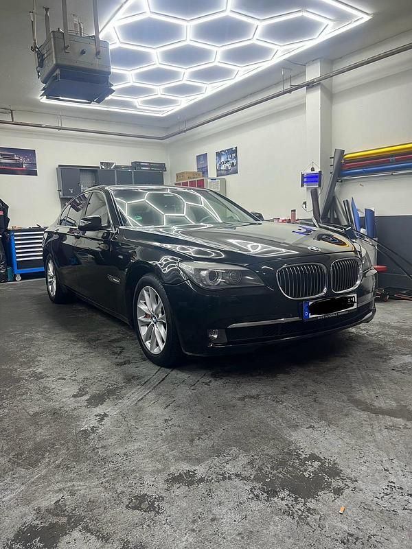 Schwarz Gebraucht 2010 BMW 740 Limousine | 9.700 € (Guter Preis) - Bild 1/4