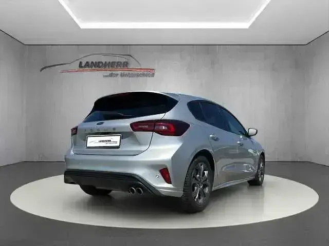 Używany Ford Focus ST-Line 116 KM (85 kW) 2025 Srebrny Sedan/Limuzyna