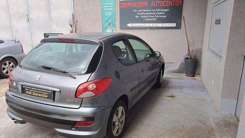 Gebraucht Peugeot 206 Basis 75 PS (55 kW) 2010 Schwarz Limousine