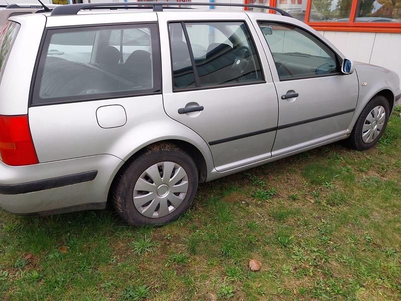 Silber Gebraucht 2002 VW Golf IV Kombi | 450 € (Superpreis) - Bild 1/4