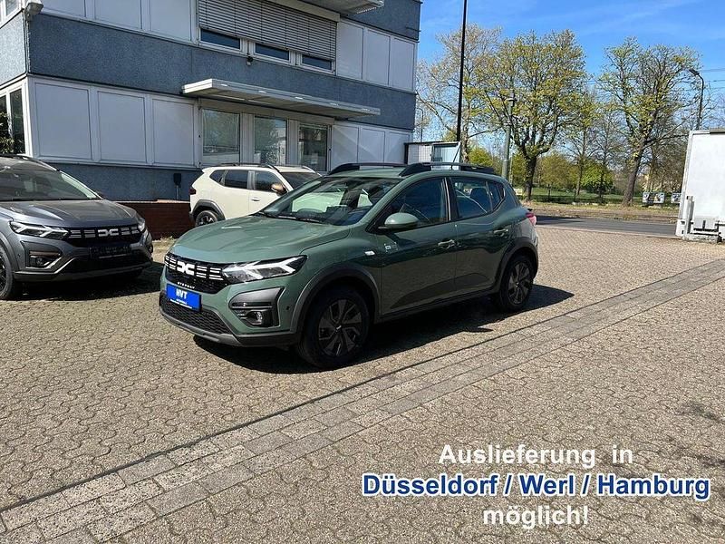 Safari grün Neu 2025 Dacia Sandero Expression Kleinwagen | 18.190 € (Fairer Preis) - Bild 1/3