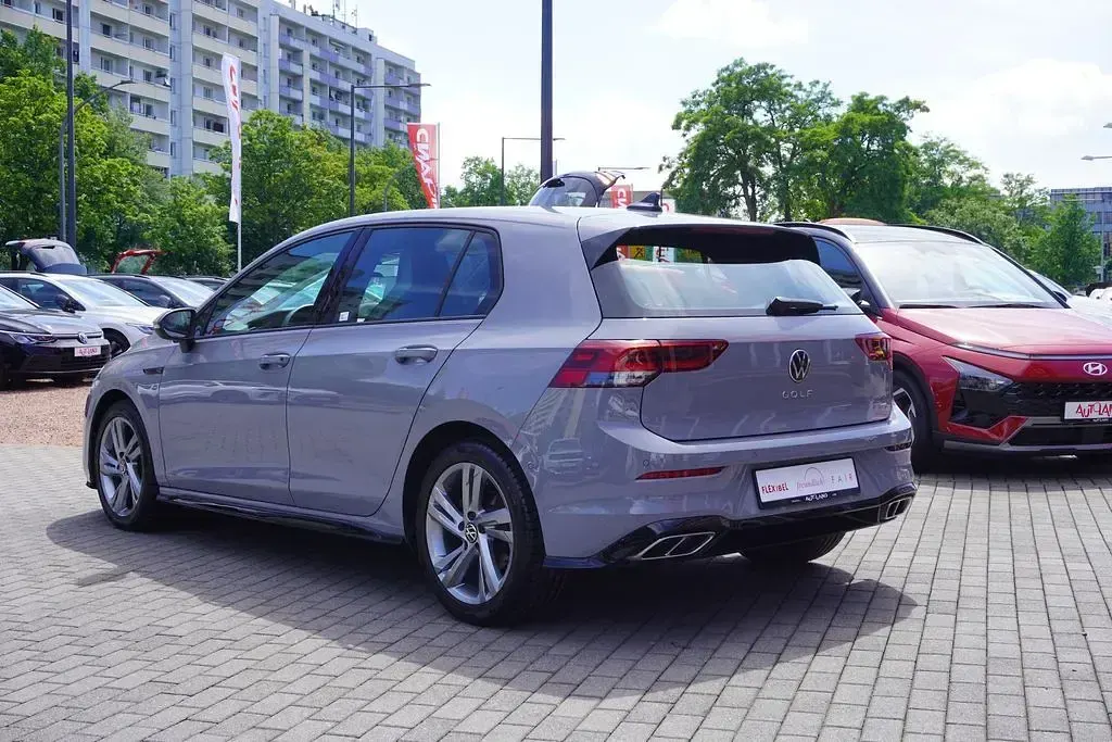 Gebraucht VW Golf VIII R-line 131 PS (96 kW) 2023 Mondsteingrau Limousine