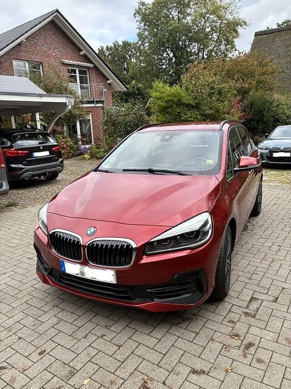 Rot Gebraucht 2019 BMW 218 Active Tourer Sport Line Van / Kleinbus | 16.600 € (Fairer Preis) - Bild 1/4