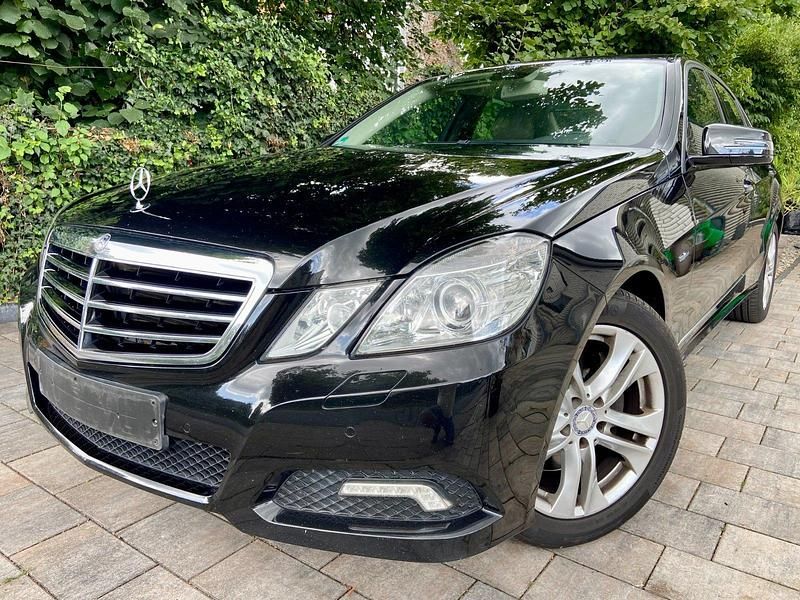 Schwarz Gebraucht 2010 Mercedes E350 Avantgarde Limousine | 11.490 € (Fairer Preis) - Bild 1/4