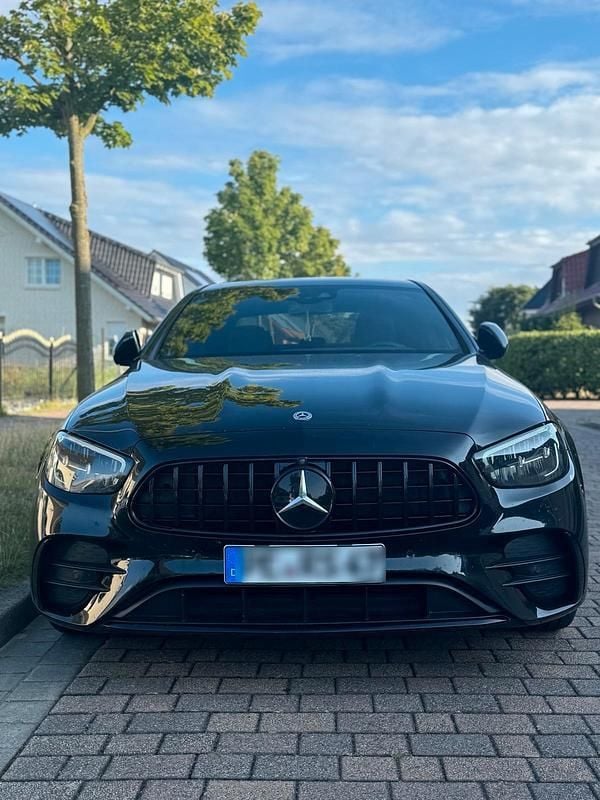 Schwarz Gebraucht 2021 Mercedes E400 AMG line Limousine | 40.990 € (Fairer Preis) - Bild 1/4