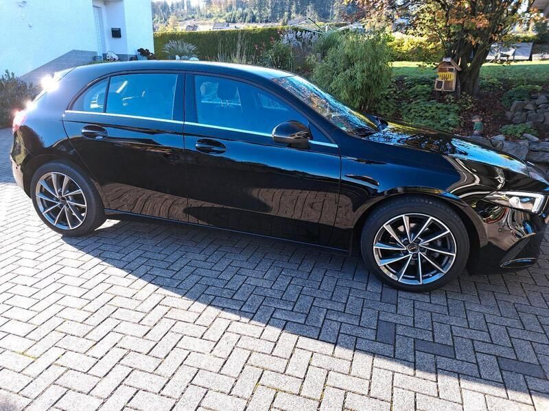 Schwarz Gebraucht 2021 Mercedes A160 Limousine | 19.000 € (Superpreis) - Bild 1/4