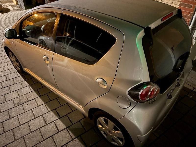 Gebraucht Toyota Aygo 68 PS (50 kW) 2009 Silber Kleinwagen