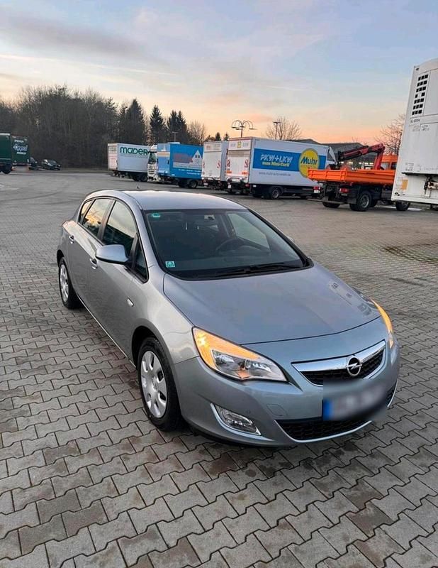 Gebraucht Opel Astra Edition 140 PS (102 kW) 2010 Grau Kleinwagen