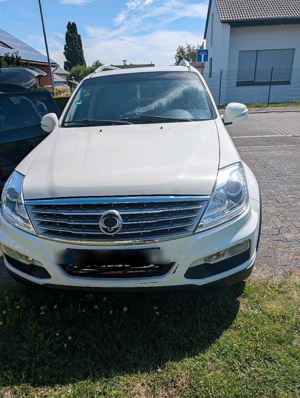 Weiß Gebraucht 2013 Ssangyong (KGM) Rexton SUV | 7.999 € (Teuer) - Bild 1/4