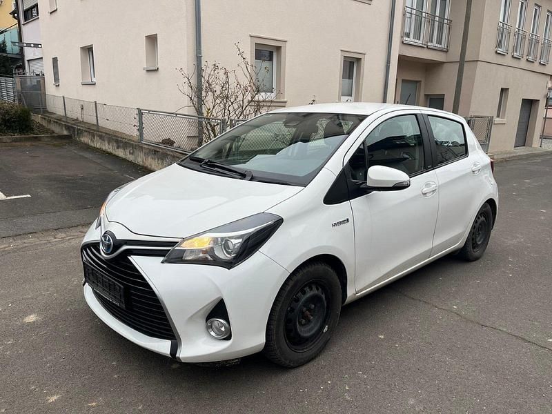 Weiß Gebraucht 2016 Toyota Yaris Hybrid Edition-S Kleinwagen | 11.200 € (Guter Preis) - Bild 1/4