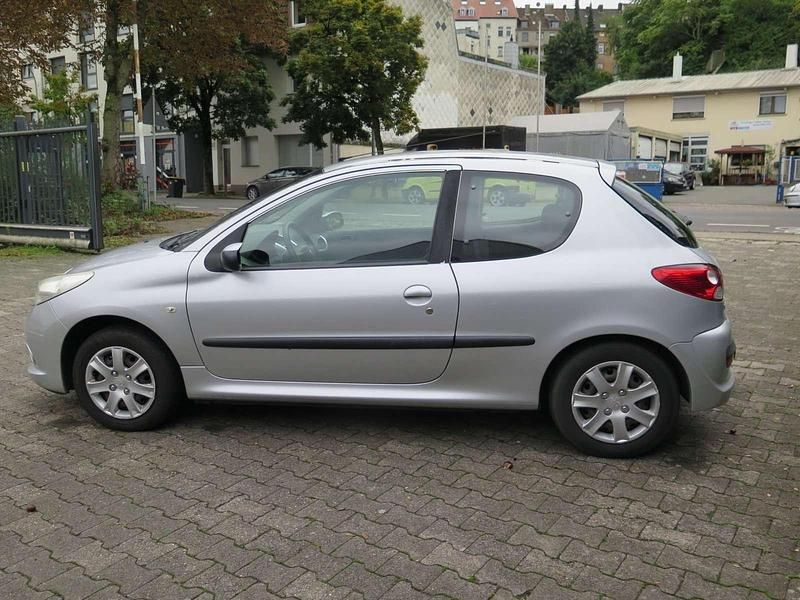 Gebraucht Peugeot 206+ 73 PS (53 kW) 2009 Silber Kleinwagen
