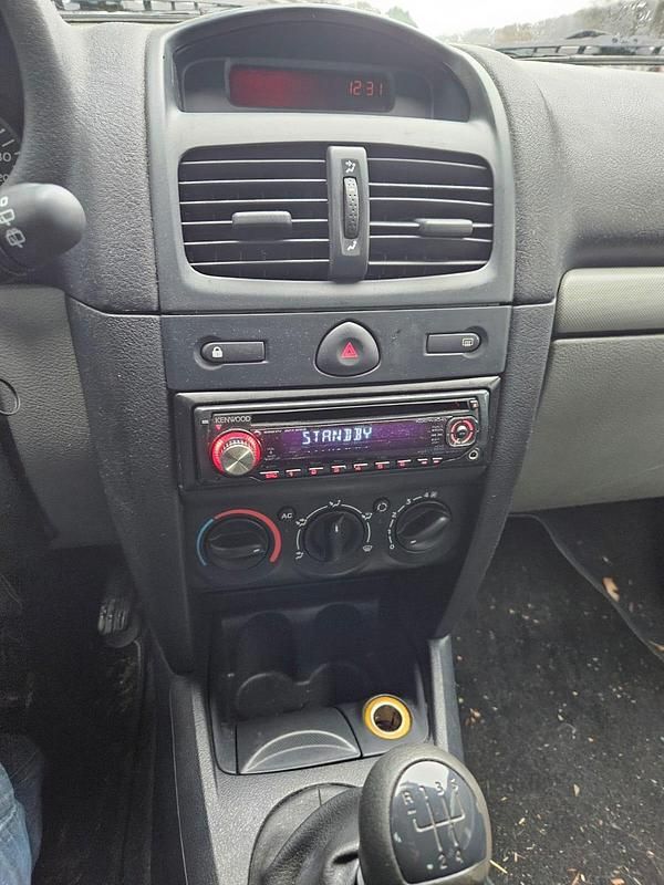 Gebraucht Renault Clio II 75 PS (55 kW) 2002 Silber Kleinwagen