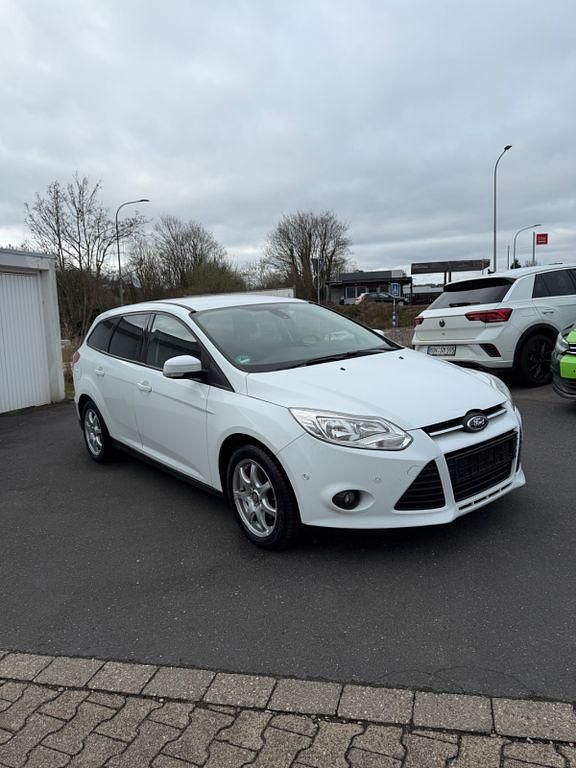 Gebraucht Ford Focus SYNC Edition 101 PS (74 kW) 2014 Weiß Limousine