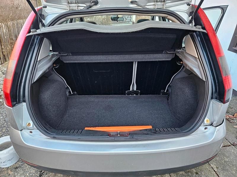 Używany Ford Fiesta 68 KM (50 kW) 2003 Szary Hatchback
