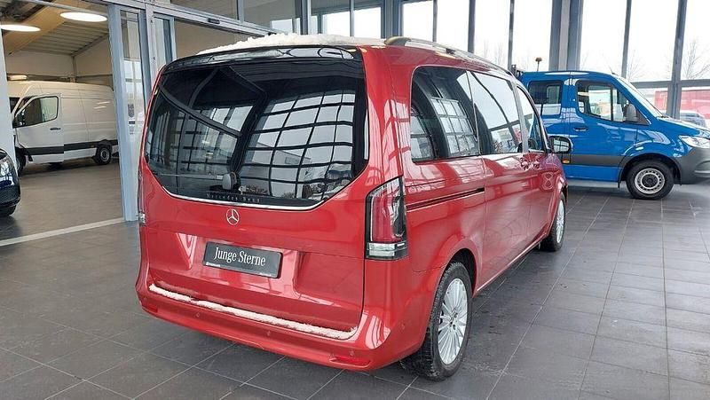 Gebraucht Mercedes V220 Style 163 PS (119 kW) 2024 Hyazinthrot metallic Van / Kleinbus
