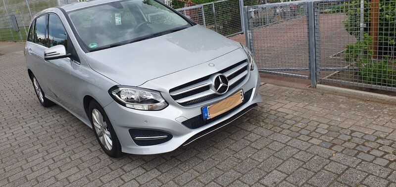 Silber Gebraucht 2015 Mercedes B180 Style Van / Kleinbus | 10.000 € (Guter Preis) - Bild 1/4