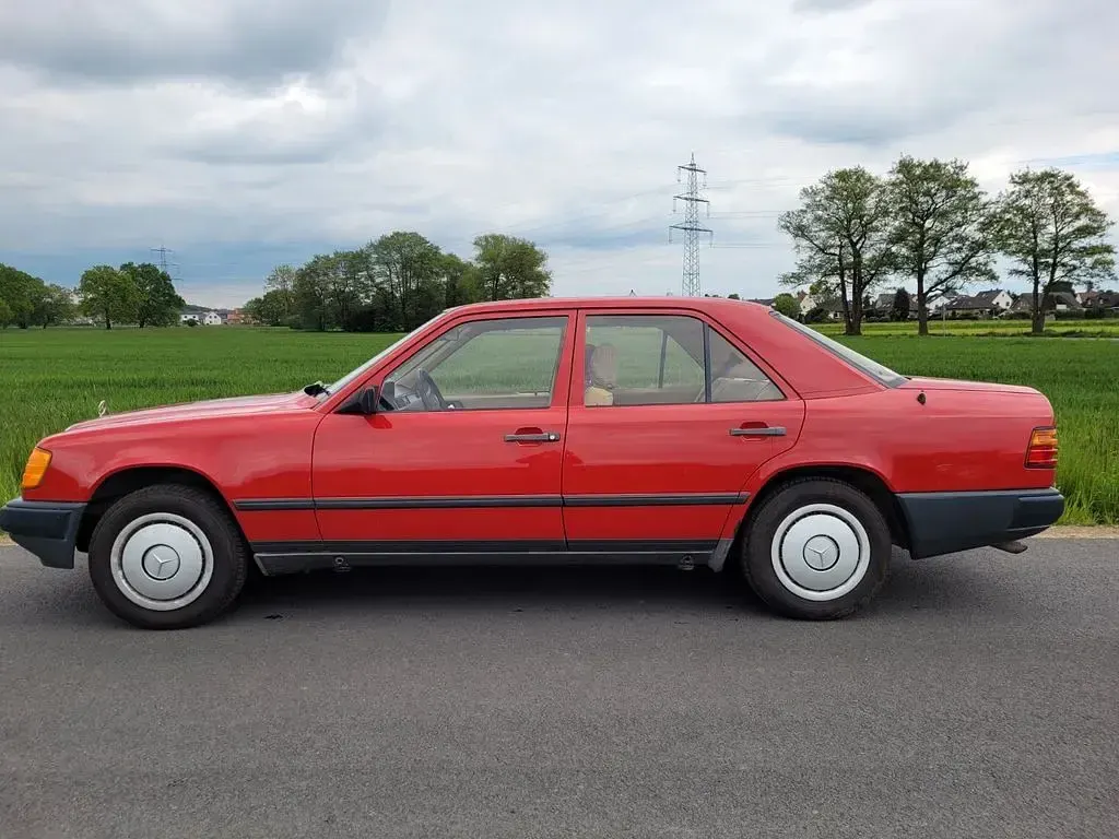 Gebraucht Mercedes E260 169 PS (124 kW) 1986 Rot Limousine