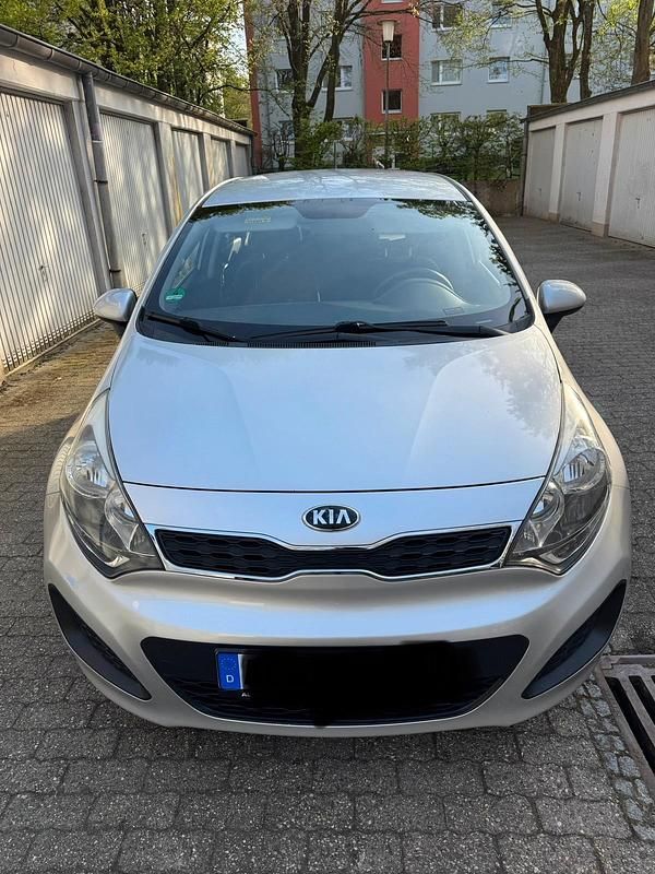 Gebraucht Kia Rio Edition 7 109 PS (80 kW) 2014 Grau Limousine