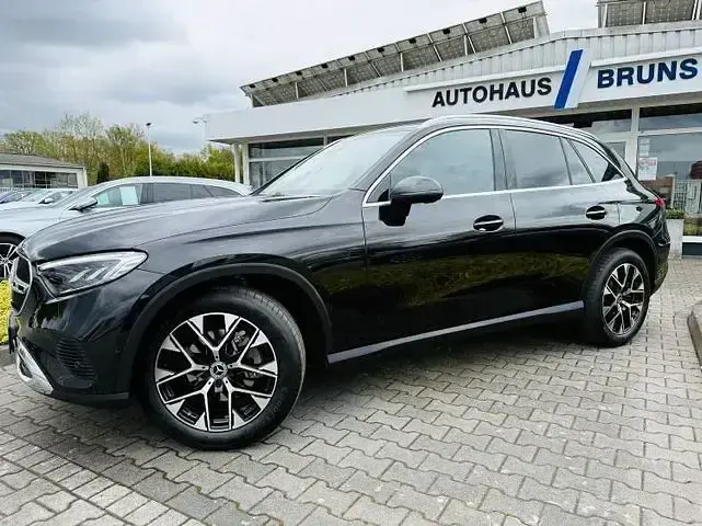 Gebraucht Mercedes GLC220 Progressive 197 PS (144 kW) 2025 Obsidianschwarz  metalliclack (metallic) SUV
