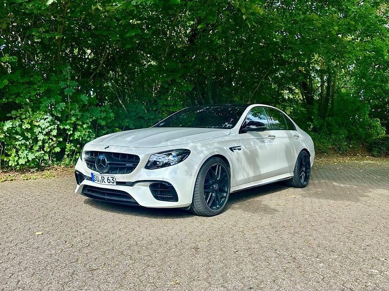 Weiß Gebraucht 2016 Mercedes E63S AMG AMG Limousine | 64.900 € (Fairer Preis) - Bild 1/4