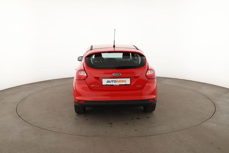 Gebraucht Ford Focus Ambiente 101 PS (74 kW) 2014 Rot Limousine