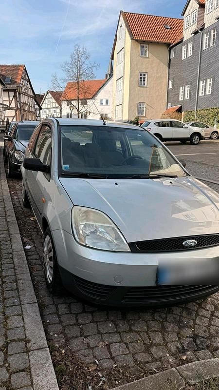 Gebraucht Ford Fiesta 90 PS (66 kW) 2004 Silber Kleinwagen