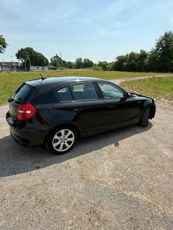 Gebraucht BMW 116 122 PS (89 kW) 2010 Schwarz Kleinwagen