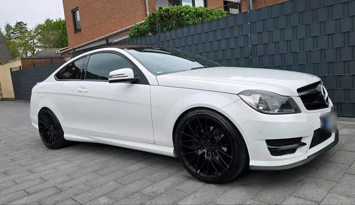 Gebraucht Mercedes C180 156 PS (114 kW) 2014 Weiß Coupé
