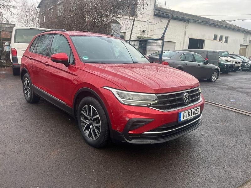 Rot Gebraucht 2023 VW Tiguan Move SUV | 18.990 € (Superpreis) - Bild 1/4
