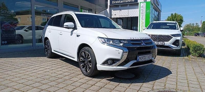Weiß Gebraucht 2017 Mitsubishi Outlander P-HEV Top SUV | 15.990 € (Guter Preis) - Bild 1/4