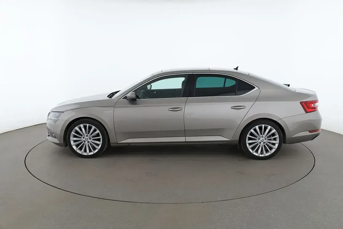 Gebraucht Skoda Superb LAURIN & KLEMENT 180 PS (132 kW) 2018 Grau Limousine