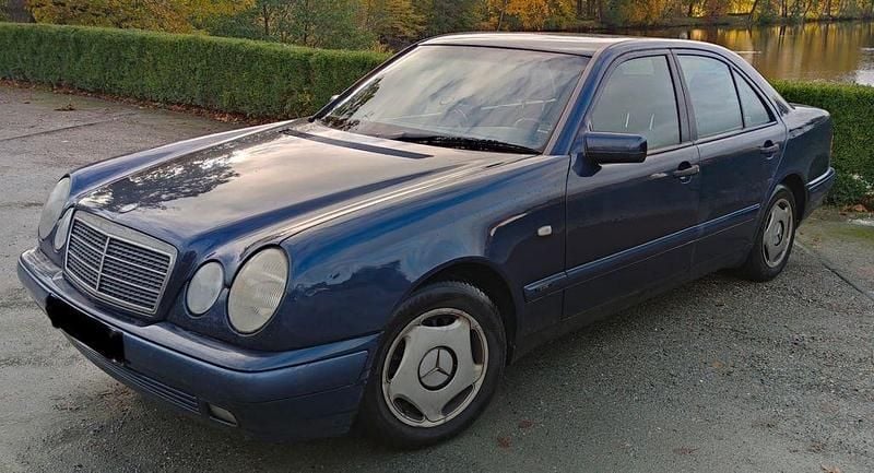 Blau Gebraucht 1997 Mercedes E200 Classic Limousine | 1.799 € (Guter Preis) - Bild 1/4