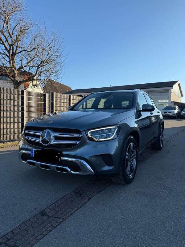 Grau Gebraucht 2020 Mercedes GLC300 SUV | 39.500 € (Teuer) - Bild 1/4