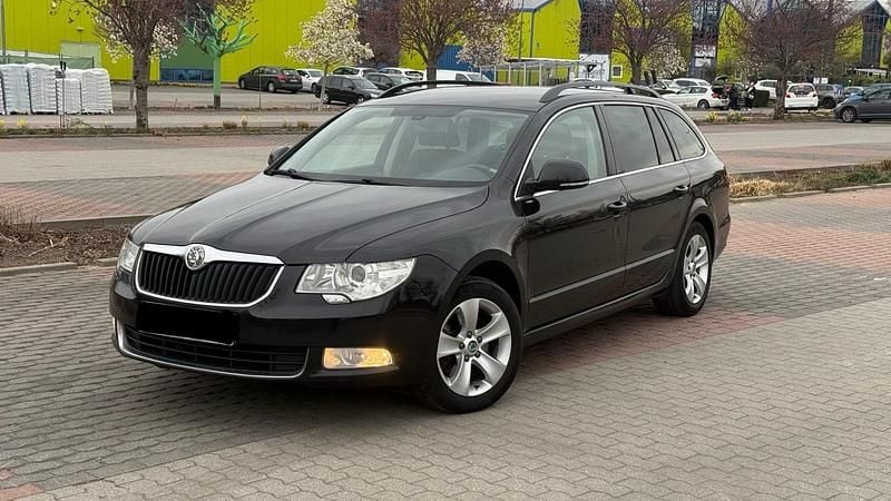 Gebraucht Skoda Superb 140 PS (102 kW) 2012 Schwarz Kombi