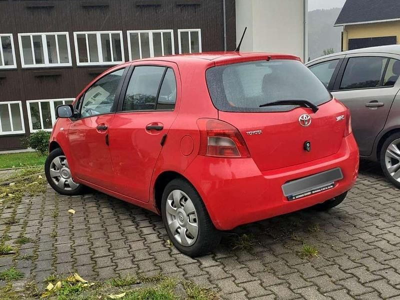Gebraucht Toyota Yaris 69 PS (50 kW) 2007 Rot Limousine