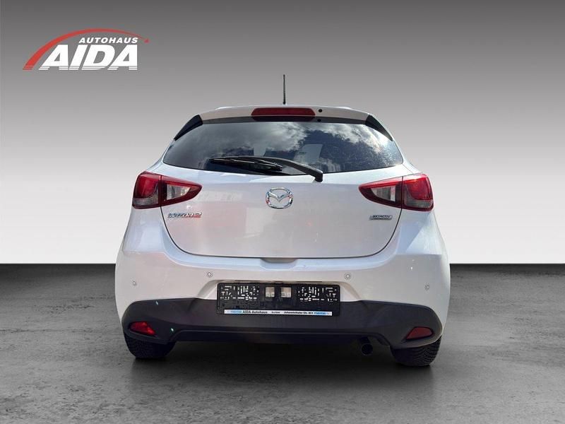 Używany Mazda 2 Exclusive 90 KM (66 kW) 2015 Biały Sedan/Limuzyna