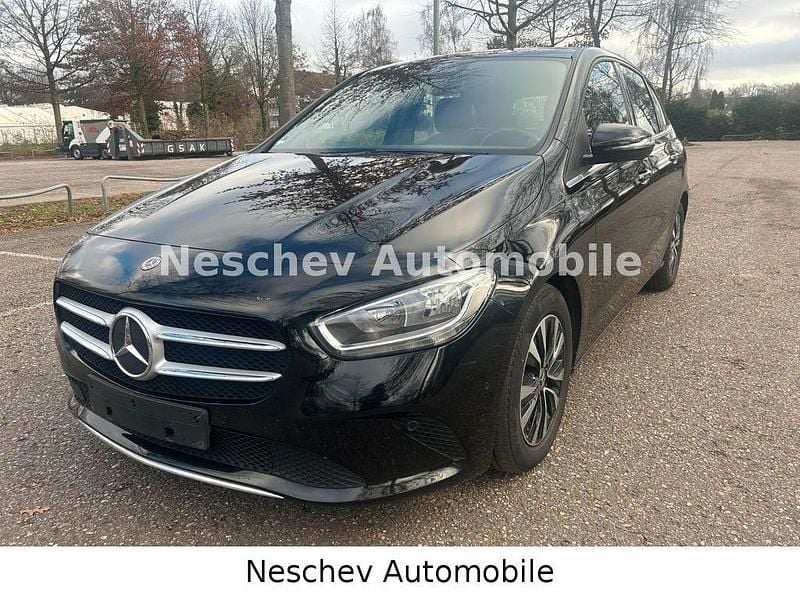 Schwarz Gebraucht 2022 Mercedes B180 Style Van / Kleinbus | 19.290 € (Superpreis) - Bild 1/4