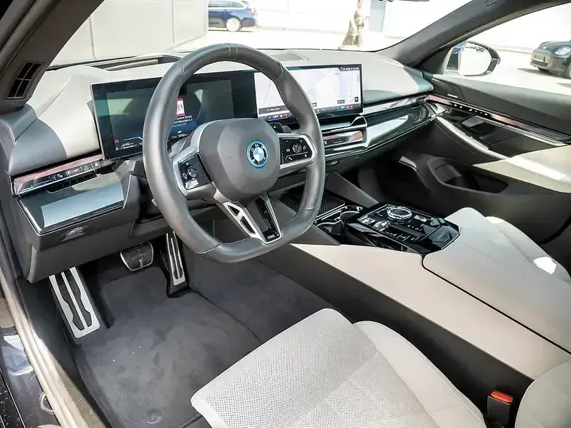 Gebraucht BMW 550e M Sport 489 PS (359 kW) 2024 Carbonschwarz Limousine