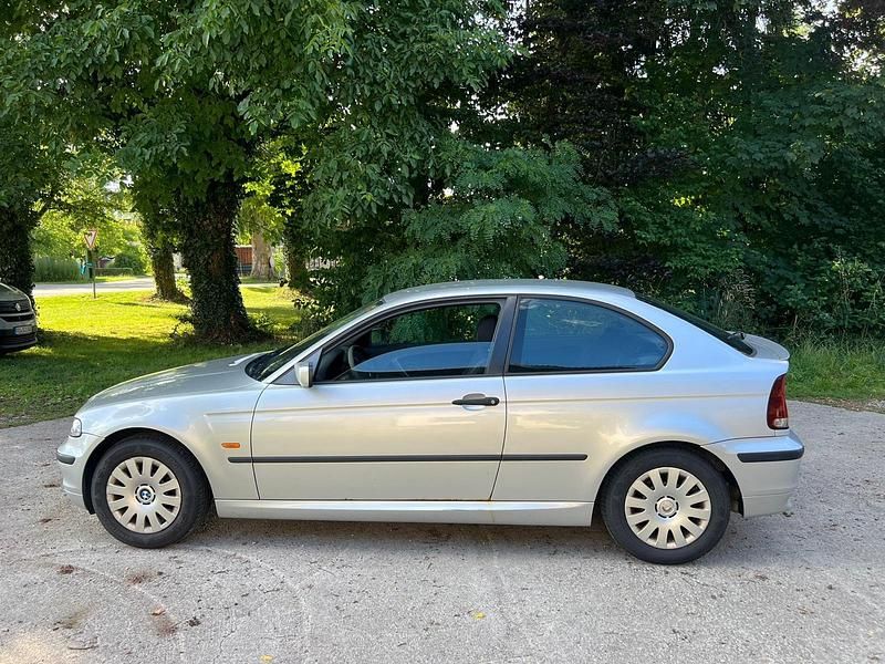 Silber Gebraucht 2005 BMW 318 Compact Kleinwagen | 900 € - Bild 1/4