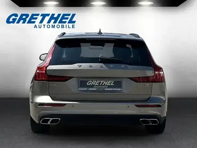 Gebraucht Volvo V60 Momentum 150 PS (110 kW) 2019 Grau Kombi