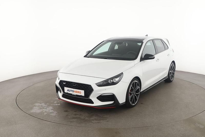 Weiß Gebraucht 2018 Hyundai i30 N Performance Limousine | 21.520 € (Fairer Preis) - Bild 1/3