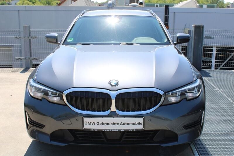 Grau Gebraucht 2022 BMW 318 Advantage Limousine | 16.998 € (Guter Preis) - Bild 1/4