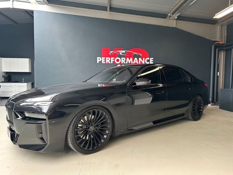 Schwarz Gebraucht 2024 BMW 740 M Sport Limousine | 119.990 € - Bild 1/4