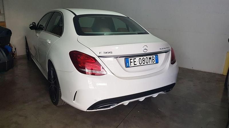Weiß Gebraucht 2016 Mercedes C300 AMG line Limousine | 19.950 € (Superpreis) - Bild 1/4