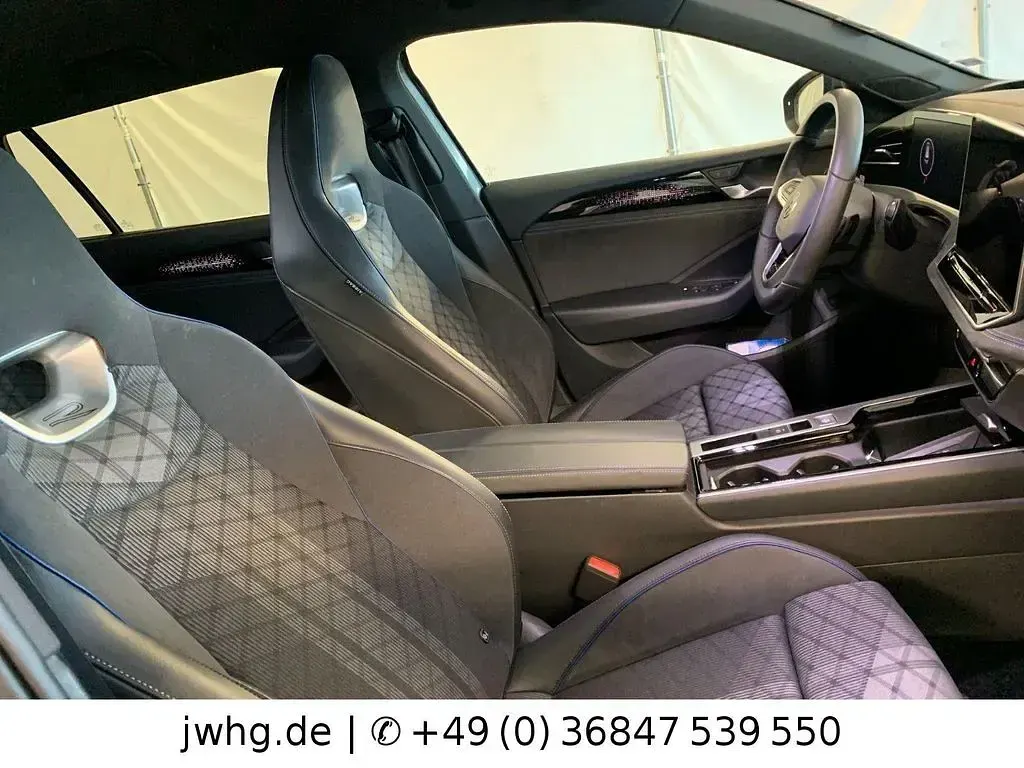 Gebraucht VW Passat R-line 150 PS (110 kW) 2025 Platinum grey (metallic) Kombi
