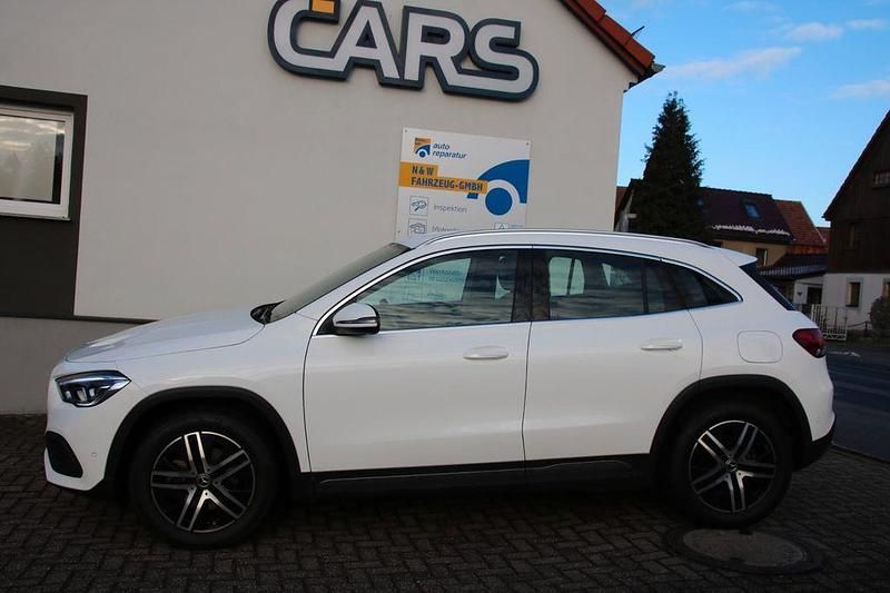 Weiß Gebraucht 2020 Mercedes GLA200 Progressive SUV | 26.800 € (Superpreis) - Bild 1/4