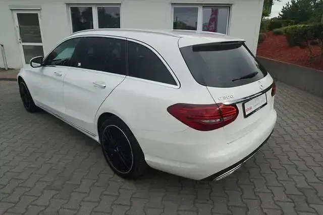 Gebraucht Mercedes C300 Avantgarde 258 PS (189 kW) 2018 Polarweiss Kombi