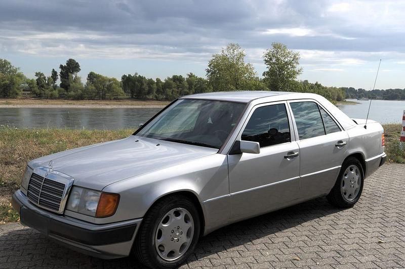 Silber Gebraucht 1993 Mercedes E400 Limousine | 23.900 € - Bild 1/4